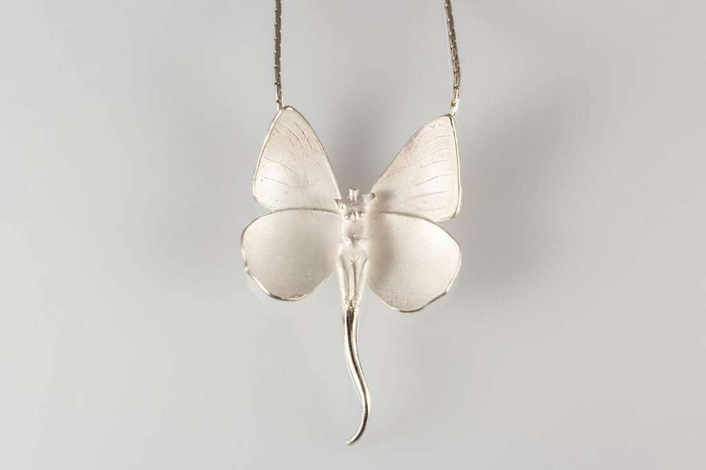 ②.「本体的喜悦」维纳斯（蝴蝶）·美神系列·项链；美国手艺人Zbigniew作品；925纯银；吊坠约3.81×5.08cm，项链长度约72cm；每件银的表面处理，雕塑尺寸略有不同；亦可定制尺寸｜x10726