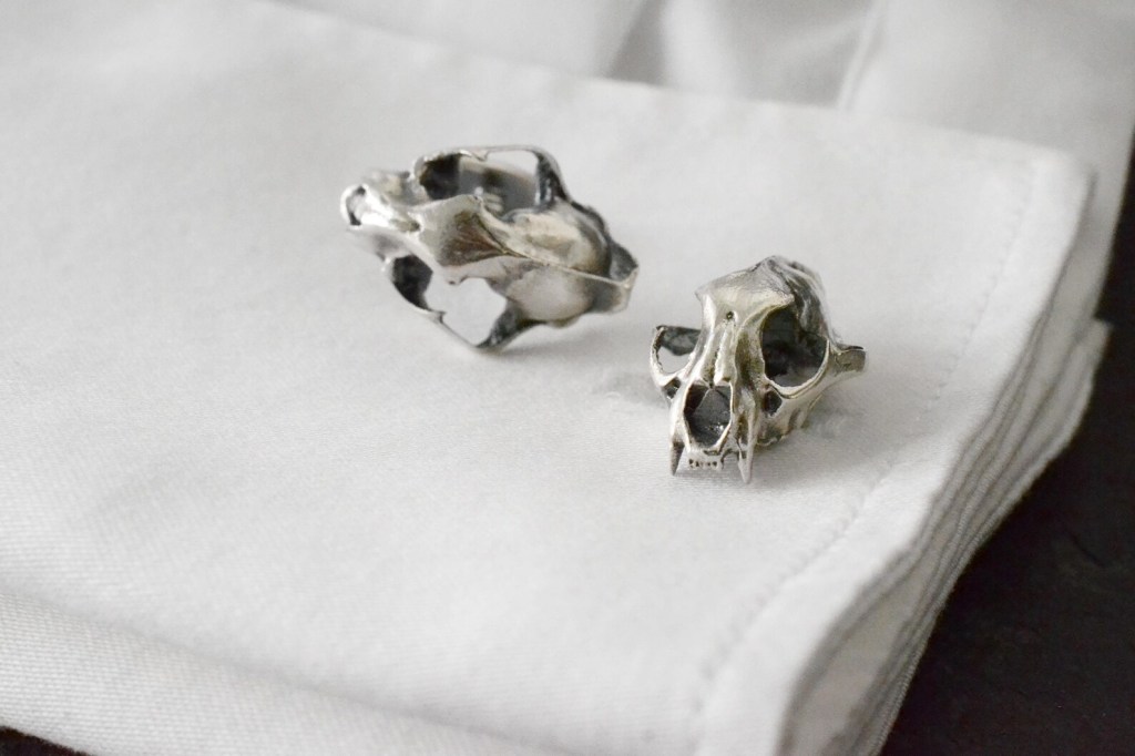 ②.「轻巧与敏捷」猫头骨·生物结构系列·法式袖扣；希腊手艺人Ar.Gev作品｜退去修饰，剥离情绪，只留下那些更为基础的东西，如比例、连接与承载方式，差异反而更为清晰。也许，比起它们代表了什么，更值得看的，是它们如何成为了自己？925纯银；约14×21mm｜x11226