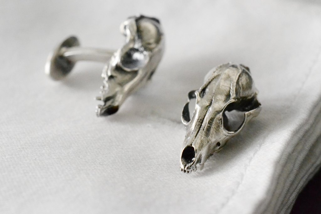 ②.「坚韧与自由」狼头骨·生物结构系列·法式袖扣；希腊手艺人Ar.Gev作品｜退去修饰，剥离情绪，只留下那些更为基础的东西，如比例、连接与承载方式，差异反而更为清晰。也许，比起它们代表了什么，更值得看的，是它们如何成为了自己？925纯银；约10×25mm｜x11526