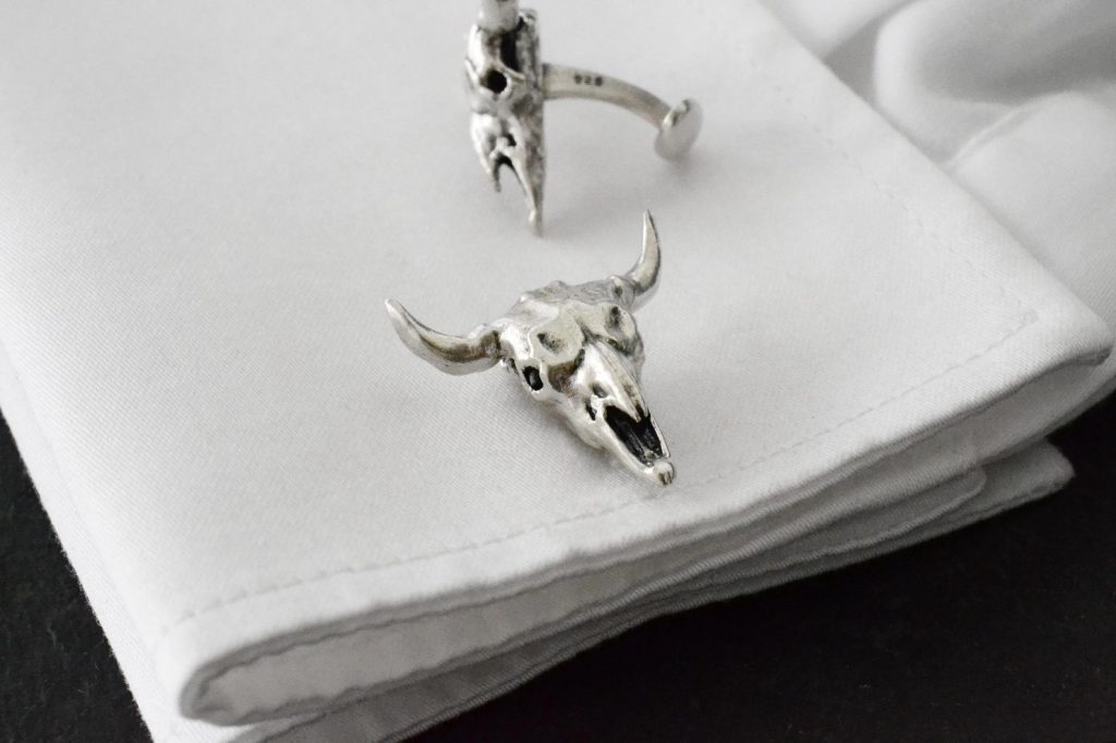 ②.「力量与稳定」牛头骨·生物结构系列·法式袖扣；希腊手艺人Ar.Gev作品｜退去修饰，剥离情绪，只留下那些更为基础的东西，如比例、连接与承载方式，差异反而更为清晰。也许，比起它们代表了什么，更值得看的，是它们如何成为了自己？925纯银；约22x22mm｜x11426